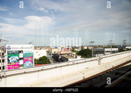 Vista della città di Nonthaburi da MRT Linea viola in esecuzione dello skytrain di andare a Bangkok il 14 settembre 2016 a Bangkok, in Thailandia Foto Stock