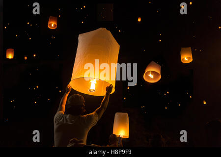 Loy Krathong Festival fuoco palloncino o yeepeng. Lanterna oscillante sul cielo, lanterne volanti, mongolfiere in Chiang Mai,Thai Foto Stock
