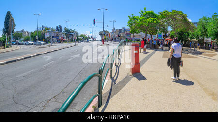 HAIFA, Israele - 11 Maggio 2016: Scena di Yom Hazikaron (Israele Memorial Day per i suoi soldati), con il traffico di persone e di veicoli di osservare un Foto Stock