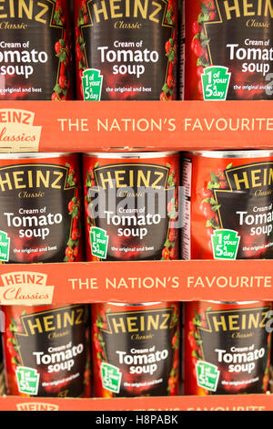 Teglie di Heinz minestra di pomodoro sugli scaffali del supermercato Foto Stock