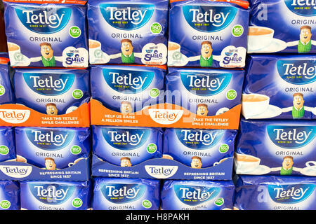 All'interno di un supermercato britannico store Tetley bustine di tè Foto Stock