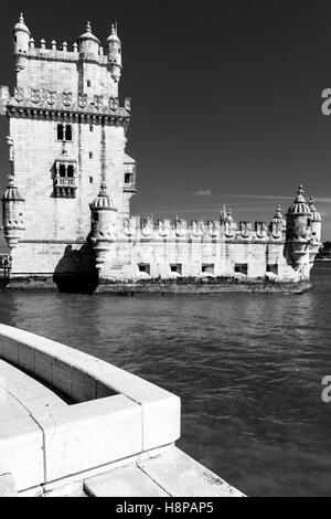 La Torre di Belem al tramonto, famoso punto di riferimento di Lisbona, Portogallo, dai toni rétro Foto Stock