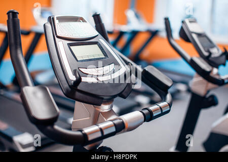 Aerobica spinning cyclette palestra con molti in una riga Foto Stock