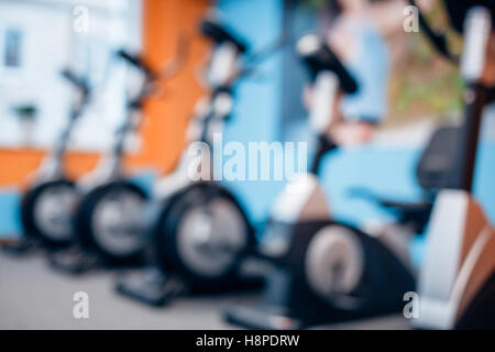 Aerobica spinning cyclette palestra con molti in una riga Foto Stock