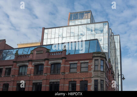Il contrasto di vecchi e nuovi edifici per uffici a Birmingham il distretto commerciale in Church Street Foto Stock