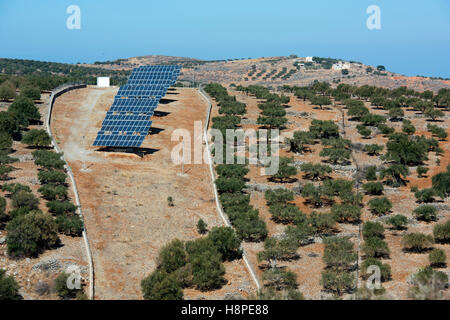 Griechenland, Kreta, Sonnenkollektoren beim Dorf Patsopoulas an der nördlichen Strasse von Vrouchas nach Neapolis Foto Stock