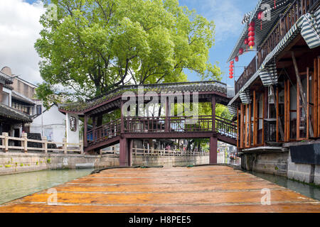 Il punto di vista della Cina tradizionale barche turistiche lungo i canali di Zhujiajiao Shanghai città d'acqua in Cina a Shanghai. Foto Stock