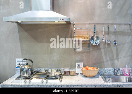 Interno della cucina con cappa, fornello a gas snd lavello a casa. Apparecchio di moderna cucina. Foto Stock