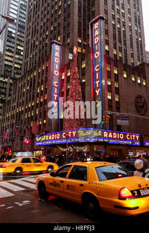 La città di New York, New York, Stati Uniti. Radio City Music Hall a Natale Foto Stock