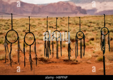 Il Monument Valley, Utah, Stati Uniti. Native American Dream catturatori in vendita. Foto Stock