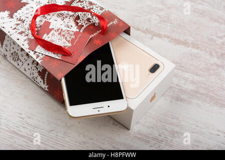 BURGAS, Bulgaria - 22 ottobre 2016: nuovo Apple iPhone 7 Plus oro su sfondo bianco, regalo di Natale, illustrativi editoriale. Foto Stock