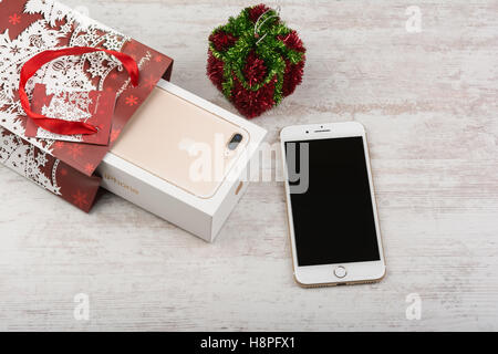 BURGAS, Bulgaria - 22 ottobre 2016: nuovo Apple iPhone 7 Plus oro su sfondo bianco, regalo di Natale, illustrativi editoriale. Foto Stock