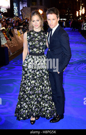 Eddie Redmayne e moglie Hannah Bagshawe frequentando il fantastico bestie e dove trovarli Premiere europeo a Leicester Square, Londra. Foto Stock