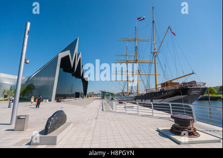 Glasgow del museo dei trasporti, progettato da Zaha Hadid e situato sulle rive del fiume Clyde Foto Stock