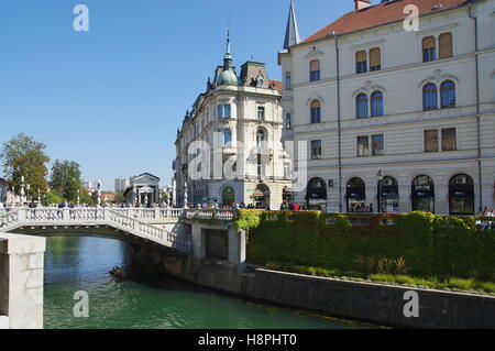 Lubiana, Slovenia, Settembre 25, 2016: Centro citta', fiume Ljubljanica e ponte triplo. Foto Stock