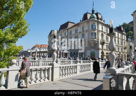 Lubiana, Slovenia, Settembre 25, 2016: centro città, Triple Bridge e un case a schiera. Foto Stock