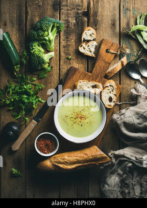 In casa il segnale di PEA, broccoli, zucchine minestra in crema con baguette fresca Foto Stock