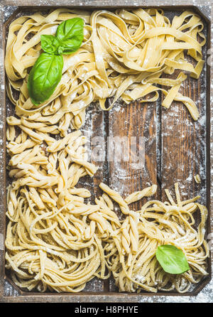 Varie in casa non cotti pasta italiana nel vassoio in legno Foto Stock