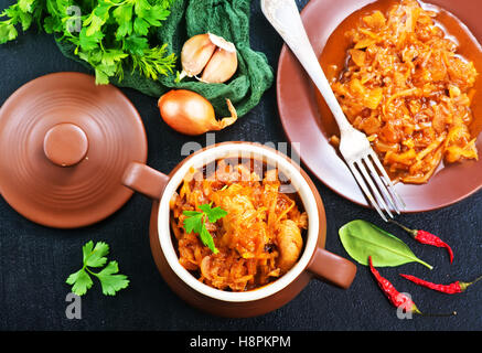 Stufati di cavolo con salsa di pomodoro e spezie Foto Stock