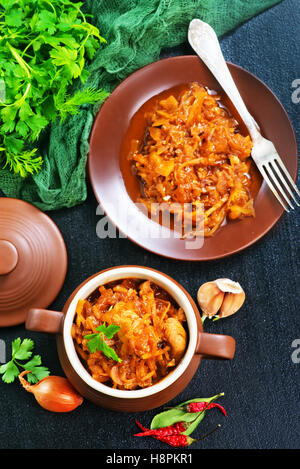 Stufati di cavolo con salsa di pomodoro e spezie Foto Stock