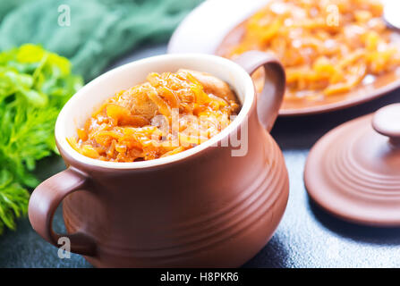 Stufati di cavolo con salsa di pomodoro e spezie Foto Stock