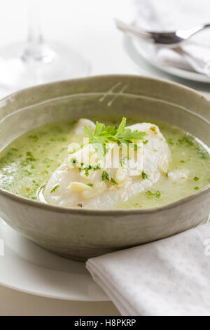 Bacalao en aceite, cod piatto di pesce dai paesi baschi in Spagna. Preparato con baccalà, aglio, peperoncino e olio di oliva Foto Stock