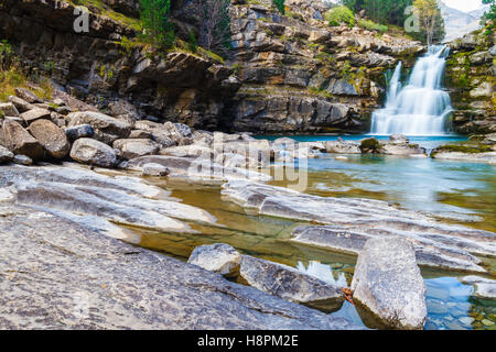 Cascata in un fiume di montagna. Foto Stock