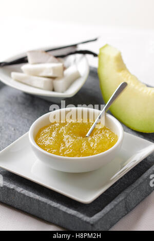 In casa il melone marmellata con noce di cocco e la vaniglia in una ciotola Foto Stock