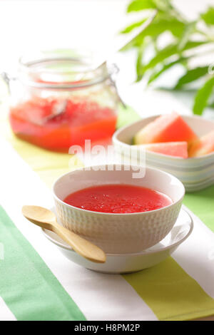 Una tazza di marmellata di anguria su un soleggiato tavolo per la colazione Foto Stock