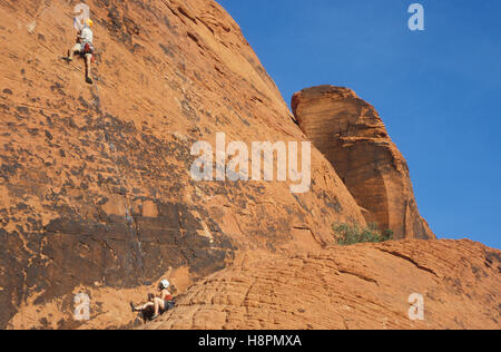 Gli alpinisti nelle colline di Calico, Red Rock Canyon vicino a Las Vegas, Nevada, STATI UNITI D'AMERICA Foto Stock