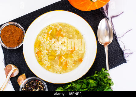 Zuppa di pollo con riso e verdure Foto Stock