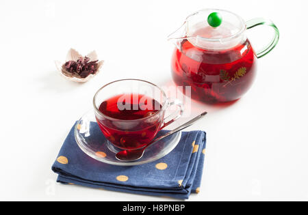 Tazza di tè e teiera su sfondo bianco Foto Stock