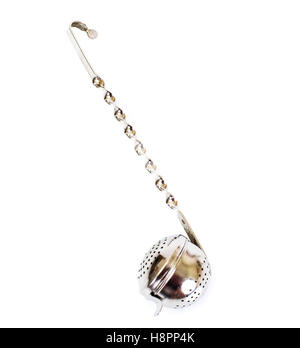 Con setaccio in metallo per le foglie di tè di su sfondo bianco Foto Stock