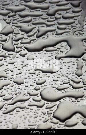 Le goccioline di acqua sulla superficie di alluminio full frame. Verticale alto angolo di visione. Foto Stock