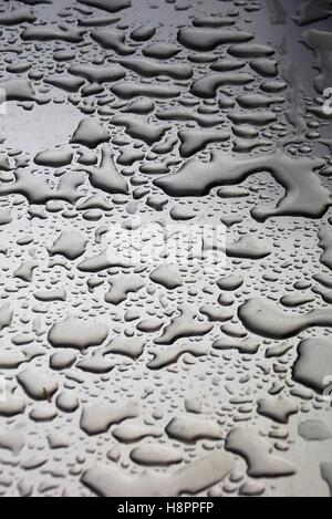 Le goccioline di acqua sulla superficie di alluminio full frame. Angolo di overhead. Foto Stock