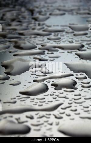 Angolo basso goccioline di acqua sulla superficie di alluminio full frame. Foto Stock