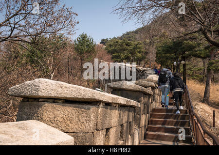 Seoul Città parete (Hanyangdoseong - antica fortezza difensiva) mountain trail, Corea Foto Stock