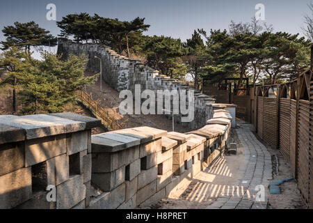 Seoul Città parete (Hanyangdoseong - antica fortezza difensiva) mountain trail, Corea Foto Stock