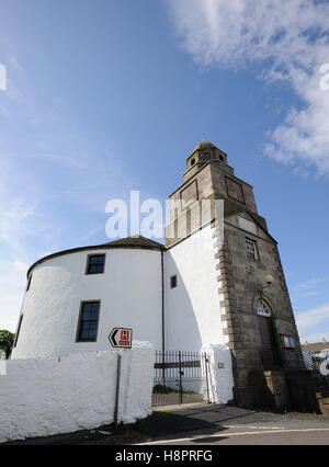 Kilarrow chiesa Chiesa di Scozia chiesa parrocchiale di Bowmore. Tombe dei marinai uccisi nella seconda guerra mondiale sono in avanti Foto Stock