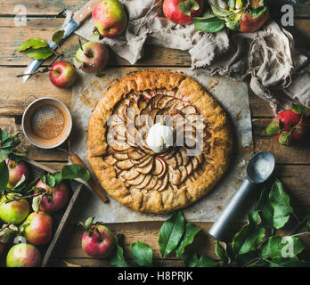 Apple crostata con cannella, gelato scoop e mele fresche Foto Stock