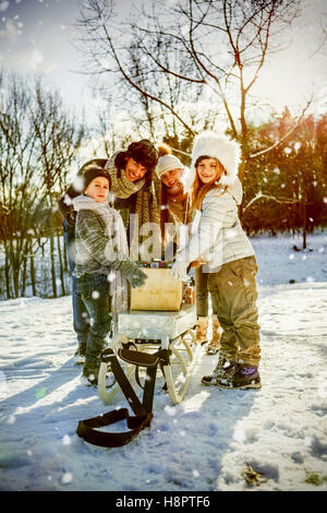 Immagine composita del ritratto di famiglia felice azienda presenta Foto Stock