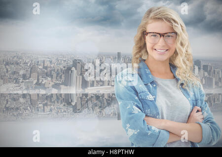 Immagine composita del ritratto di sorridere imprenditrice indossando occhiali con le braccia incrociate Foto Stock