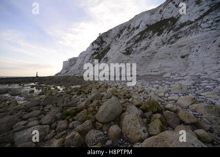 Beachy Head Lighthouse al tramonto, vicino a Eastbourne Foto Stock