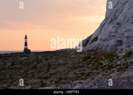 Beachy Head Lighthouse al tramonto, vicino a Eastbourne Foto Stock