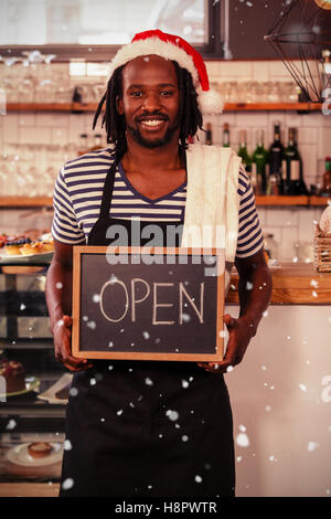 Immagine composita del ritratto di sorridere hipster lavoratore e permanente tenendo la scheda Foto Stock