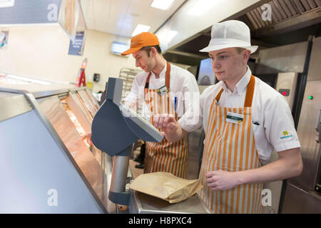 Interno di un supermercato Morrisons Foto Stock