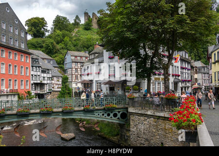 Monschau è pittoresca cittadina nelle colline del nord parco naturale Eifel nella Rur River Valley in Germania. Foto Stock