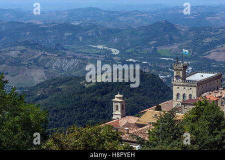 Vista dalla fortezza di Guaita sul Monte Titano a San Marino. Foto Stock