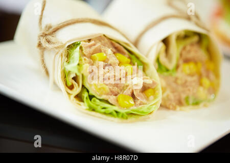 Rotoli in lavash con verdure Foto Stock