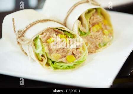 Rotoli in lavash con verdure Foto Stock